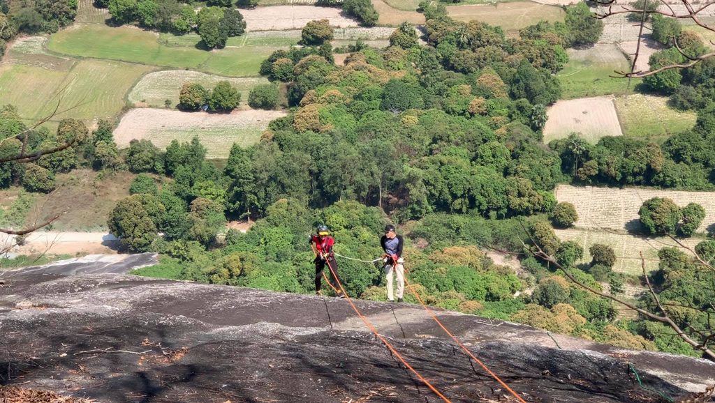 đu dây vách núi - rock rope climbing