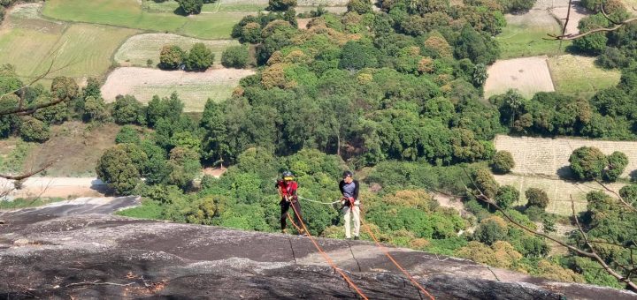 đu dây vách núi - rock rope climbing