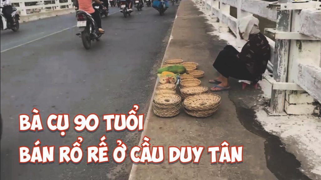 Bà cụ bán rổ rế ở cầu Duy Tân