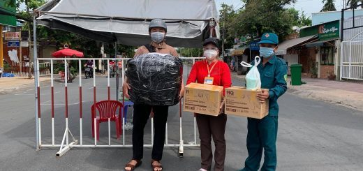Tặng trang bị y tế cho chốt phòng chống dịch TP Long Xuyên