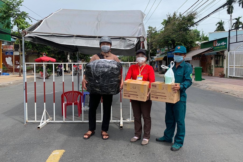 Tặng trang bị y tế cho chốt phòng chống dịch TP Long Xuyên