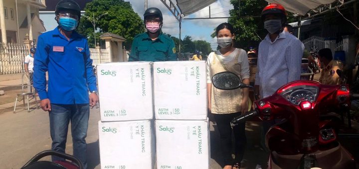 Hỗ trợ khẩu trang y tế cho bà con huyện An Phú