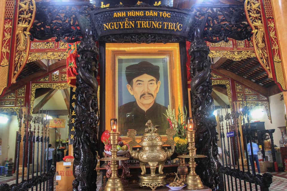 Bàn thờ trong đình Nguyễn Trung Trực (Rạch Giá).