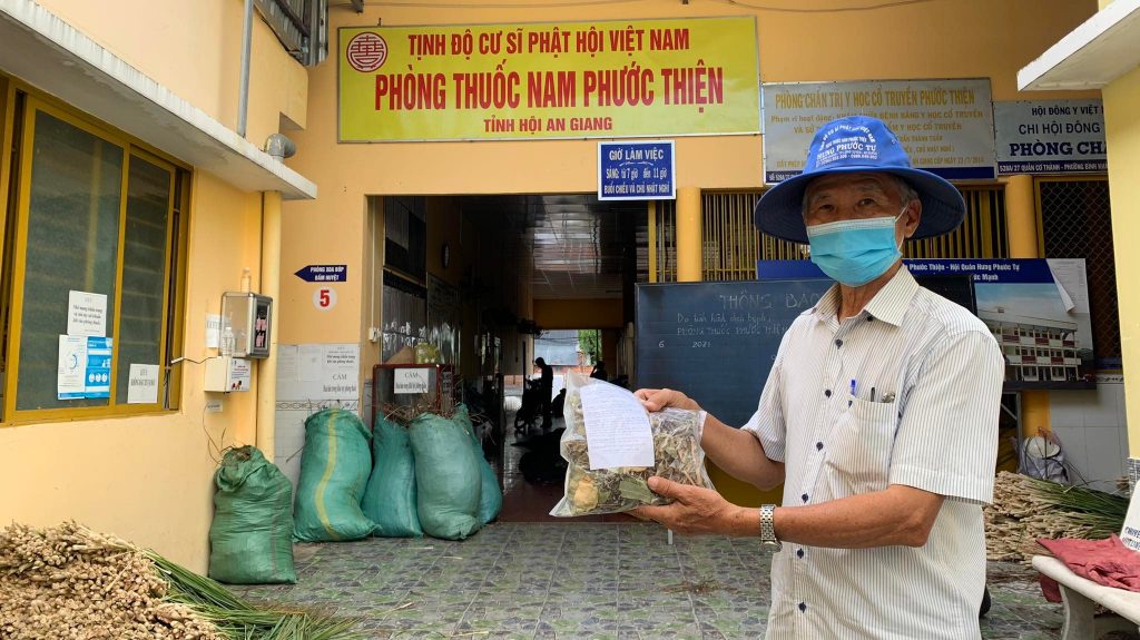 Lương y Trần Thành Tuấn ở phòng thuốc nam Phước Thiện Hưng Phước Tự.