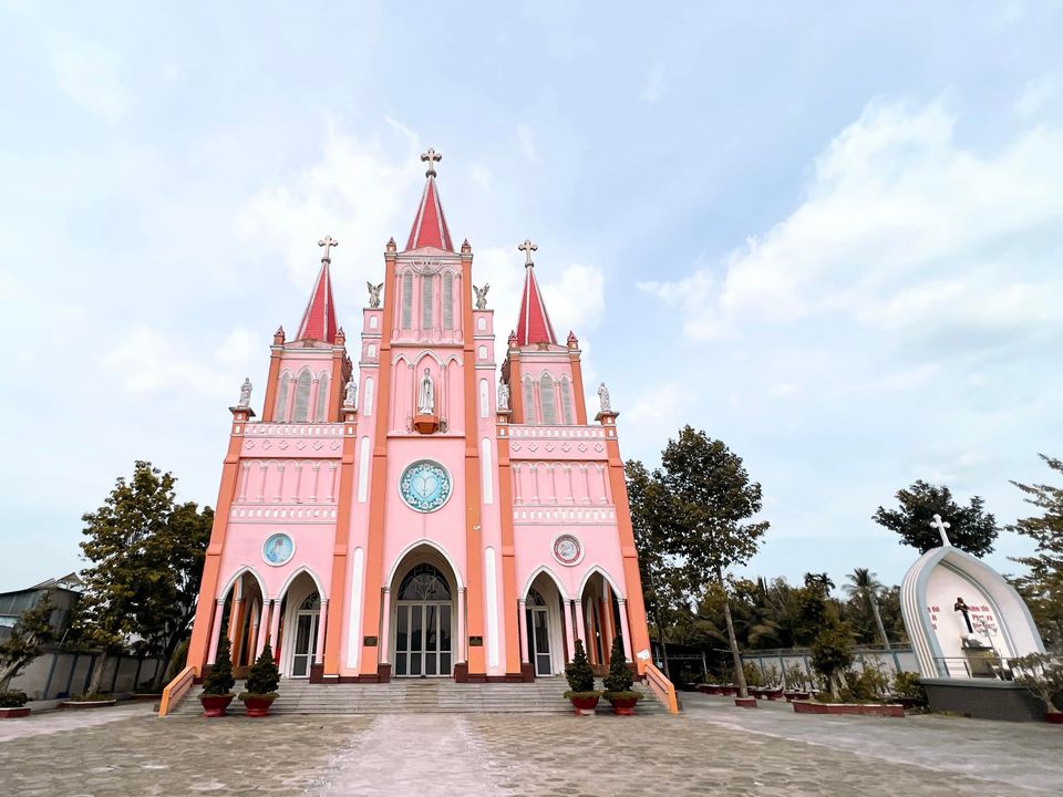 Nhà thờ Mỹ Thạnh màu hồng ở Long Xuyên