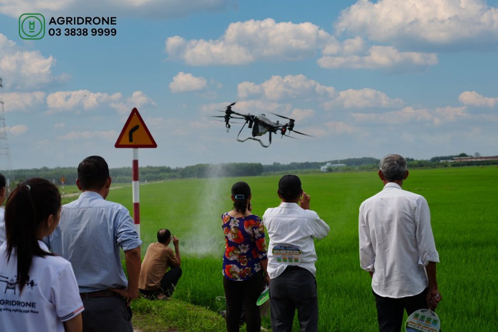 Nông dân phun thuốc bảo vệ thực vật bằng Drone