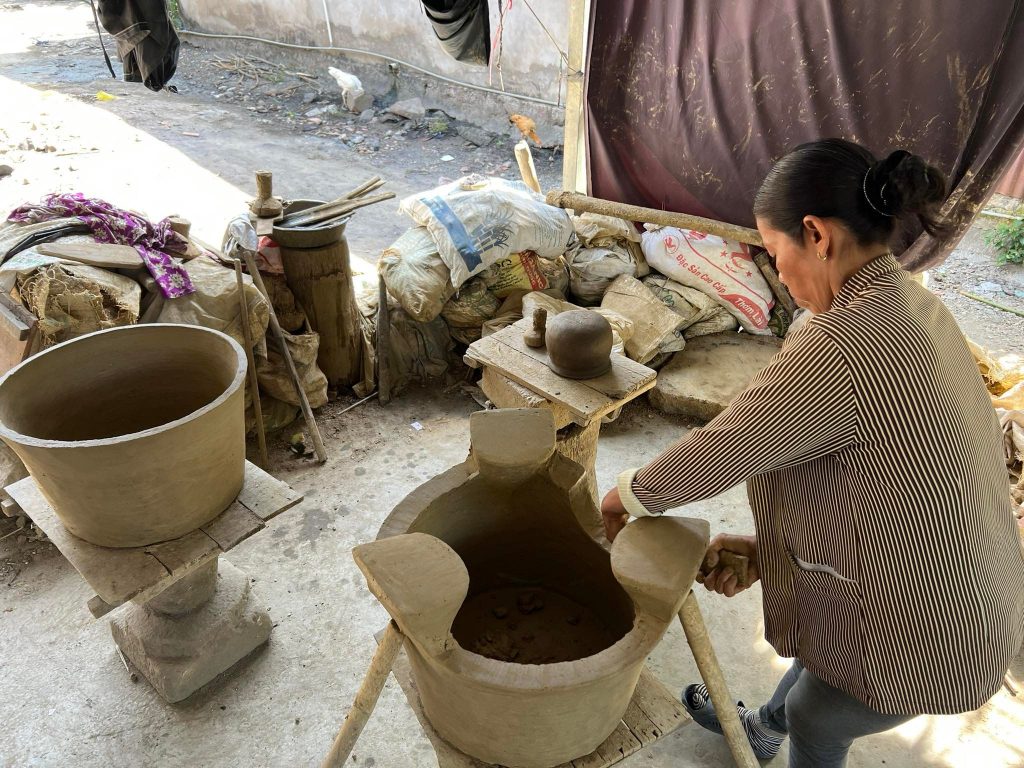 Nghề làm cà ràng, lò đất của người Khmer 