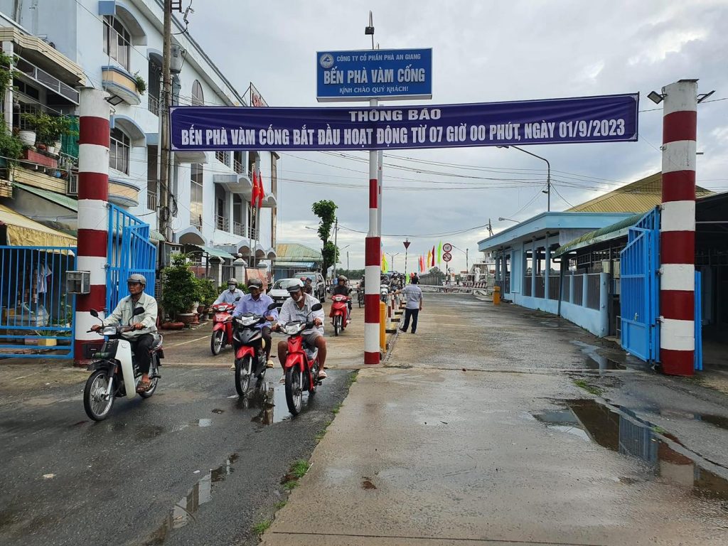 Qua Phà Vàm Cống