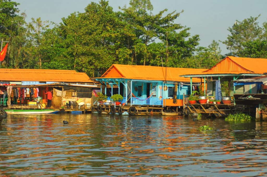 Làng bè sắc màu ngã ba sông Châu Đốc