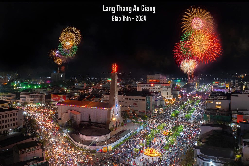 Pháo hoa Long Xuyên